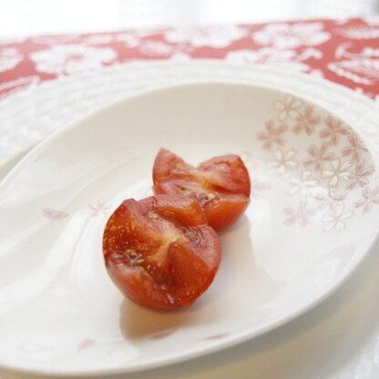 刺激的な桃は、今回は冷蔵庫で保管♪
お皿の上でチューリップ鑑賞をしましたよ～♪＼(*´▽｀)o感謝♪
この大きさのトマト、切りやすいです☆